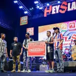 Slank secara simbolis menyerahkan donasi untuk korban bencana banjir dan tanah longsor di sumatera saat tampil di bandar lampung pada sabtu 1712026 malam antaraho slank